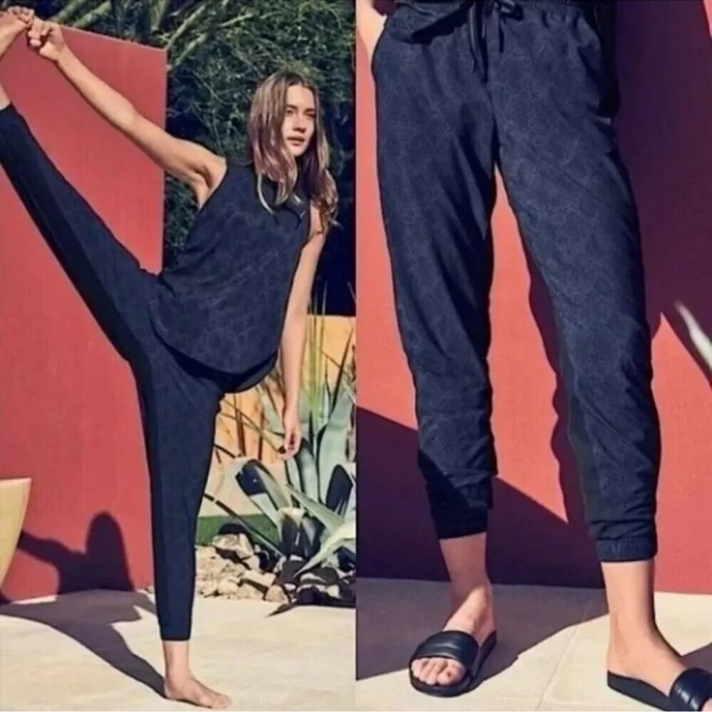 Athleta Brooklyn Joggers‎ Size 10 Blue Black Snakeskin Poly Stretch Athleisure